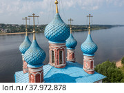 Крупным планом голубые купола православного храма Казанской иконы Божией Матери в городе Тутаеве (бывший Романов-Борисоглебск) летним солнечным днем, Ярославская область, Россия (2022 год). Редакционное фото, фотограф Николай Винокуров / Фотобанк Лори
