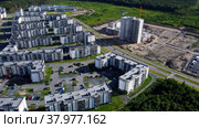 Аэросъемка с воздуха, открывающий панорамный вид движением в сторону. Современный спальный микрорайон города с многоэтажными жилыми домами. (2022 год). Стоковое видео, видеограф Sergei Gorin / Фотобанк Лори