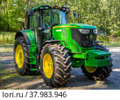 Современный сельскохозяйственный трактор John Deere серии 6155М (2021 год). Редакционное фото, фотограф Вячеслав Палес / Фотобанк Лори