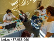 Работа выездного медицинского пункта, центральный парк, город Воронеж (2021 год). Редакционное фото, фотограф Вячеслав Палес / Фотобанк Лори