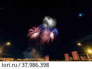 Праздничный салют 9 мая ко Дню Победы в Москве (2022 год). Стоковое фото, фотограф Алексей Чеботарев / Фотобанк Лори