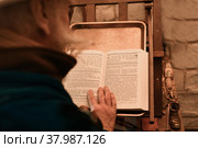 A believing Jew reads torah and prays. Стоковое фото, фотограф Irina Kuchugurina/Gaudy / Фотобанк Лори