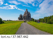 View of the famous wooden church of the Transfiguration of Our Lord after restoration (2021 год). Редакционное фото, фотограф Михаил Аккуратoв / Фотобанк Лори