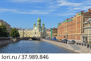 Mogilyovskiy Bridge over Griboedov Canal and Saint Isidore Holy Church in summer sunny day. Saint Petersburg (2022 год). Редакционное фото, фотограф Валерия Попова / Фотобанк Лори