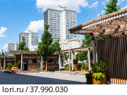 Улица Новый Арбат. Солнечный летний день. Москва. Россия (2022 год). Редакционное фото, фотограф E. O. / Фотобанк Лори