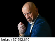Мужчина показывает жестом фигу. Стоковое фото, фотограф Виталий Михайлюк / Фотобанк Лори