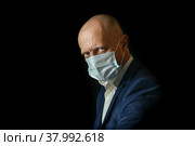 Мужчина в медицинской маске, свободное место для текста. Стоковое фото, фотограф Виталий Михайлюк / Фотобанк Лори