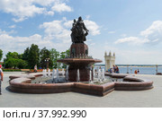 Волгоград, Центральная набережная, Россия, 3 июля 2022 года. Летний городской пейзаж, фонтан на набережной реки Волга, люди у фонтана в жаркий день. Редакционное фото, фотограф Андрей Цыганков / Фотобанк Лори
