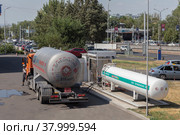Перекачка газа из газовоза в ёмкость газовой заправки (2022 год). Редакционное фото, фотограф Михаил Старшов / Фотобанк Лори