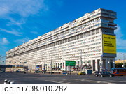 Дом-корабль - 14-этажный жилой дом на Большой Тульской улице. Москва. Россия (2022 год). Редакционное фото, фотограф E. O. / Фотобанк Лори