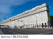 Дом-корабль на Большой Тульской улице. Москва. Россия (2022 год). Редакционное фото, фотограф E. O. / Фотобанк Лори