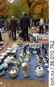 Flea market with goods laid out on the ground and customers (2019 год). Редакционное фото, фотограф Анна Кривицкая / Фотобанк Лори