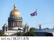 Флаг Гюйс ВМФ РФ на военном корабле, на фоне купола Исаакиевского собора, Санкт-Петербург (2021 год). Стоковое фото, фотограф Кекяляйнен Андрей / Фотобанк Лори