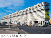 Дом-корабль. Большая Тульская улица, 2. Летнее утро. Москва. Россия (2022 год). Редакционное фото, фотограф E. O. / Фотобанк Лори