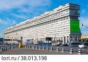 Дом-корабль. Большая Тульская улица. Летнее утро. Москва. Россия (2022 год). Редакционное фото, фотограф E. O. / Фотобанк Лори