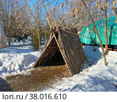 Жилище древнего человека. Дино парк. Парк развлечений "Сказка", Москва (2022 год). Редакционное фото, фотограф Мария Кылосова / Фотобанк Лори