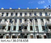 Историческое здание на улице Адмирала Фокина в городе Владивосток летом. Дом 23А (2022 год). Редакционное фото, фотограф Овчинникова Ирина / Фотобанк Лори