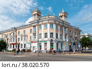 Трехэтажный жилой дом с башенками. Улица Новоторжская, 23. Тверь (2022 год). Редакционное фото, фотограф Александр Щепин / Фотобанк Лори
