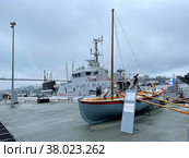 Шлюпка ЯЛ-6 в экспозиции форума "Армия-2022". Россия, город Владивосток. Редакционное фото, фотограф Овчинникова Ирина / Фотобанк Лори