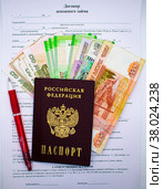 Паспорт гражданина РФ, авторучка и денежные купюры на бланке договора  денежного займа. Стоковое фото, фотограф Анна Аникова / Фотобанк Лори