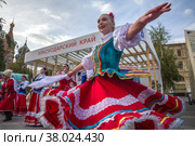 Артисты ансамбля русского народного танца во время выступления у павильона Краснодарского края на V фестивале Русского географического общества в парке Зарядье города Москвы, Россия (2022 год). Редакционное фото, фотограф Николай Винокуров / Фотобанк Лори