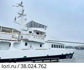 Катер Командующего Тихоокеанского Флота КСВ-356' 'Ураган' в порту Владивостока (2022 год). Редакционное фото, фотограф Овчинникова Ирина / Фотобанк Лори