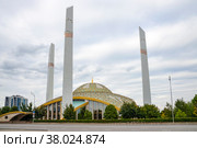 Мечеть "Сердце матери" осенним днем. Аргун, Чеченская Республика (2021 год). Редакционное фото, фотограф Анна Карасева / Фотобанк Лори