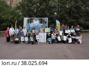 Открытие международного фестиваля уличного искусства "Культурный код 2022" в Балашихе, художник Рина Гри с детьми. Редакционное фото, фотограф Дмитрий Неумоин / Фотобанк Лори