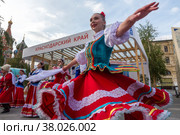 Артисты ансамбля русского народного танца во время выступления у павильона Краснодарского края на V фестивале Русского географического общества в парке Зарядье города Москвы, Россия (2022 год). Редакционное фото, фотограф Николай Винокуров / Фотобанк Лори