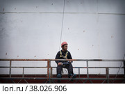Уличный художник-граффитист перед началом работы (2022 год). Редакционное фото, фотограф Дмитрий Неумоин / Фотобанк Лори