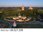 Старинные православные храмы города Старица в июльском утреннем пейзаже. Съемка с квадрокоптера. Тверская область, Россия (2021 год). Стоковое фото, фотограф Виктор Карасев / Фотобанк Лори