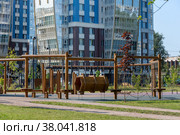 Детская игровая площадка в новом общественном пространстве на реке Охте. Санкт-Петербург (2022 год). Редакционное фото, фотограф Румянцева Наталия / Фотобанк Лори