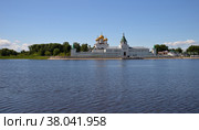 Ipatiev Monastery Hypatian Monastery, male monastery 1330 situated on bank of Kostroma River just opposite of Kostroma city. View from side of old channel of Kostroma River, Golden Ring of Russia, Kostroma, Russia (2021 год). Стоковое фото, фотограф Алексей Антипов / Фотобанк Лори