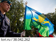 Военнослужащие Воздушно-десантных войск гуляют с флагом ВДВ во время торжественного шествия участников фестиваля "Спасская башня" на территории выставочного комплекса ВДНХ в городе Москве, Россия (2022 год). Редакционное фото, фотограф Николай Винокуров / Фотобанк Лори