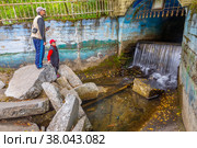 Waterfall from the hydrotechnical tunnel of the Kamenka River. The village of Paramonovka. Chelyabinsk region (2021 год). Стоковое фото, фотограф Акиньшин Владимир / Фотобанк Лори