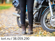 Женские ноги в мотоботинках около классического мотоцикла. Стоковое фото, фотограф Кекяляйнен Андрей / Фотобанк Лори