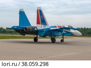 Российский многофункциональный истребитель Су-35С (RF-95907) пилотажной группы "Русские витязи" выруливает на взлетную полосу. Аэродром "Кубинка" (2022 год). Редакционное фото, фотограф Виктор Карасев / Фотобанк Лори