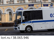 Специальный полицейский автомобиль для перевозки задержанных на публичных акциях в центре города Москвы, Россия (2022 год). Редакционное фото, фотограф Николай Винокуров / Фотобанк Лори