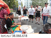 Художники на мастерклассе, фестиваль URBAN MORPHO GENESIS на торжественном приёме в ДК Кучино, фестиваль в Балашихе "Культурный код" (2022 год). Редакционное фото, фотограф Дмитрий Неумоин / Фотобанк Лори