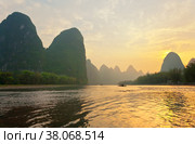 Unusual natural landscape with green karst hills and the Li River (Lijiang River). The place that is depicted on the bill is 20 yuan. Beautiful Chinese nature park. Travels in China (2011 год). Стоковое фото, фотограф Виктория Катьянова / Фотобанк Лори