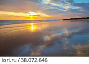 Beautiful south sunset on the sea. Deserted sandy shore of the Atlantic Ocean with the reflection of the clouds. Seascape. Natural summer background. Vilamoura, Falesia, Algarve, Portugal (2012 год). Стоковое фото, фотограф Виктория Катьянова / Фотобанк Лори