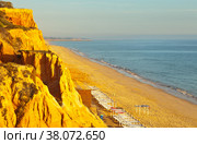 Beautiful sandy beach of Falesia and terracotta cliffs on a sunny day. Vilamoura, Algarve, Portugal. Natural background. Summer vacation by the sea (2012 год). Стоковое фото, фотограф Виктория Катьянова / Фотобанк Лори