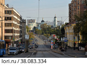 Moscow, Russia, August 31, 2021:  View of Kostomarovsky lane and Kostomarovsky bridge in summer. Редакционное фото, фотограф Алексей Антипов / Фотобанк Лори