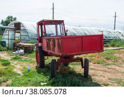 Городищенский район, Волгоградская область, Россия. Старый колёсный трактор Т-16, тракторное шасси, редкий образец, ремонтируется на ферме. (2021 год). Редакционное фото, фотограф Андрей Цыганков / Фотобанк Лори