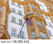 Wrapped around flagpole flag of the USA in Russia Moscow (2018 год). Стоковое фото, фотограф Фотограф / Фотобанк Лори