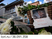 Люди несут цветы к посольству Великобритании в городе Москве в память о королеве Елизавете II, которая скончалась 8 сентября в возрасте 96 лет (2022 год). Редакционное фото, фотограф Николай Винокуров / Фотобанк Лори