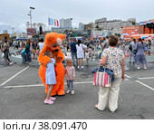 Аниматор в костюме тигра на площади Борцов за власть Советов осенью в период проведения фестиваля детства и юношества "Я, мы, тигр". Россия, Владивосток (2022 год). Редакционное фото, фотограф Овчинникова Ирина / Фотобанк Лори