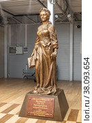 Екатерина II Великая (1729-1796) Императрица всероссийская. Скульптура в Международном аэропорту Краснодар имени Екатерины II (Пашковский). Дар от автора проекта «Аллея Российской Славы» М.Л. Сердюкова (2020 год). Редакционное фото, фотограф Владимир Сергеев / Фотобанк Лори