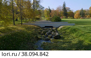 Петергоф, парк Александрия осенью. Ручей бежит по канаве. Peterhof, Alexandria Park in autumn. The stream runs in a ditch. (2021 год). Редакционное видео, видеограф Евгений Романов / Фотобанк Лори