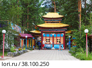 NILOVA PUSTYN VILLAGE, BURYATIA, TUNKINSKIY DISTRICT, RUSSIA -  August 14, 2022: Tourists visit the Buddhist datsan Burkhan Baabay in the resort village of Nilovka. Редакционное фото, фотограф Виктория Катьянова / Фотобанк Лори